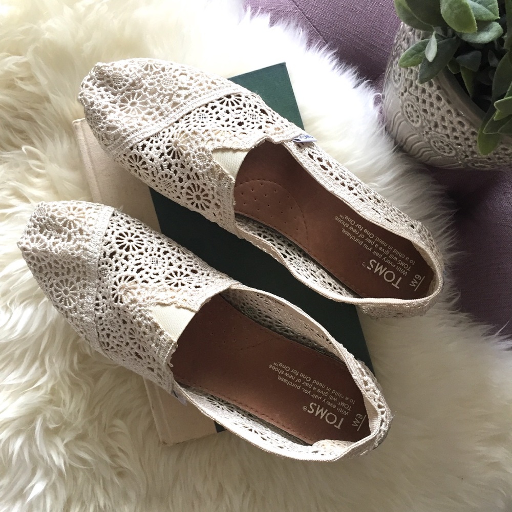 TOMS Size 9 Ivory Crochet Slip On Shoes